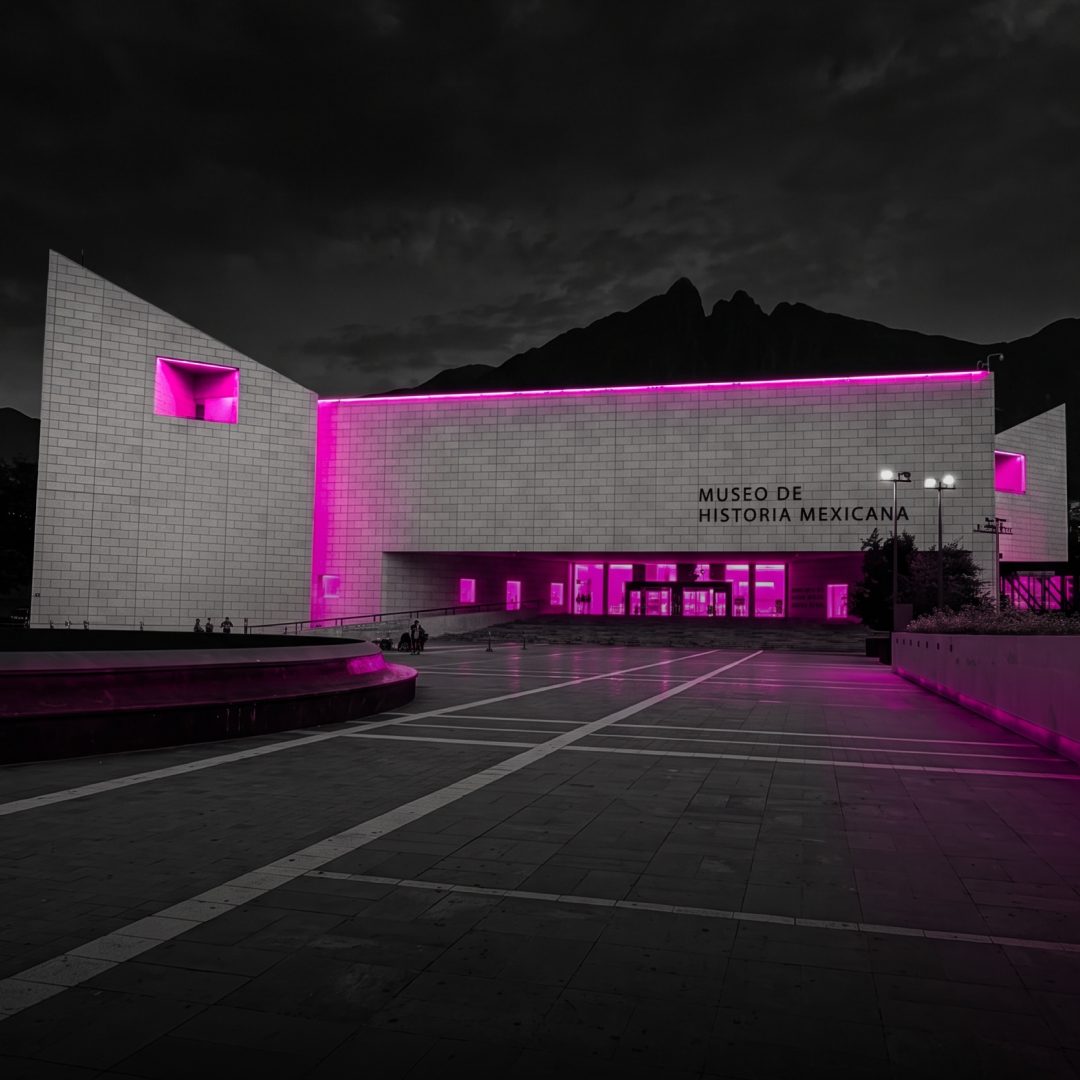 Museo de Historia Mexicana iluminado en magenta